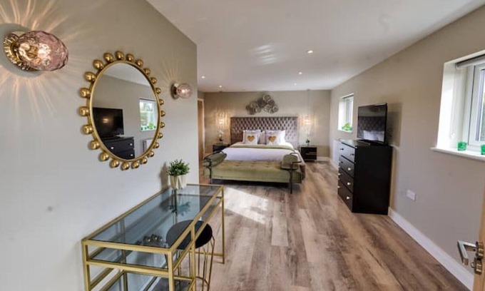 Ham Cottage | Luxurious 5-Bed House with Pool, Hot Tub & Parking