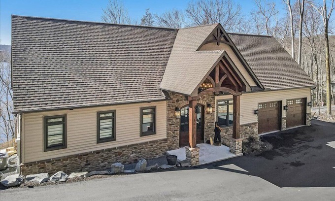 Wallenpaupauk Lake Estates House | Luxurious 5-bedroom house overlooking Lake Wallenpaupack with AC & WiFi