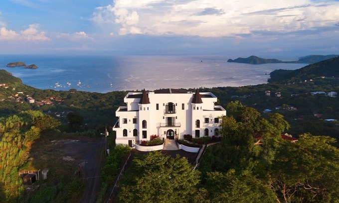Playa Hermosa Villa | Luxurious 7-bedroom Castle on top of a mountain in Playa Hermosa Costa Rica