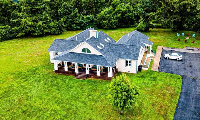 Waynesboro House | Luxurious 9Bed Mountaintop Villa