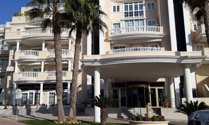 Guardamar del Segura Condo | Luxurious apartment with direct sea view (free WIFI, 5 minutes to the beach)