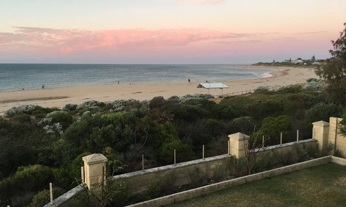 Wannanup House | Luxurious Absolute beachfront holiday home perfect for families & friends