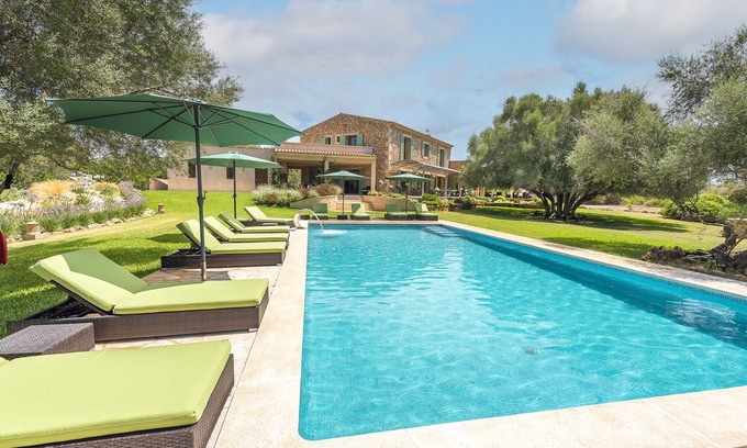 Felanitx Villa | Luxurious air conditioned contemporary finca with large heated pool
