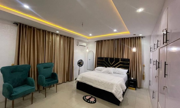 Ibadan Apartment | Luxurious and spacious 4-bedroom apartment with WIFI and AC in Akobo Ibadan