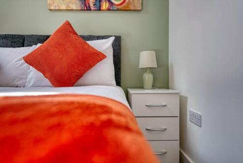 Cofton Hackett House | Luxurious Birmingham Home Private Parking WiFi - near to NEC and QEH