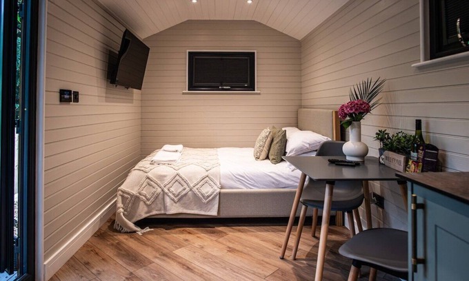 Llangollen Apartment | Luxurious Canal-side mini lodge in Llangollen.
