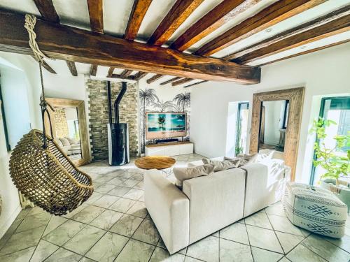 Dordives Apartment | Luxurious century-old house with modern decor