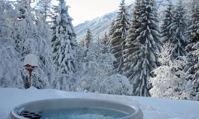 Saanen House | Luxurious Chalet with Hot Tub right next to Gstaad