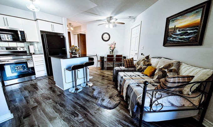Downtown Mississauga Condo | Luxurious Condo by Celebration Square & Square One