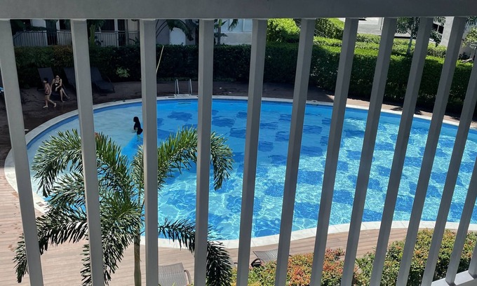 Las Pinas Condo | Luxurious Condo overlooking the pool