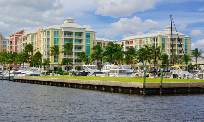 East Ocean Ave Condo | Luxurious, family-friendly 3BR condo on the water