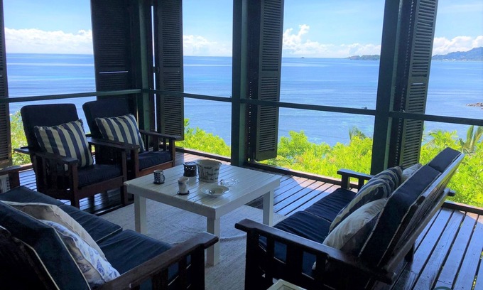 Cerf Island Villa | Luxurious, family Villa on the seafront with spectacular seaviews of paradise!