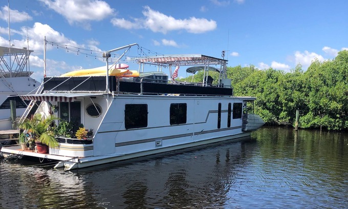 Fort Myers Boat Rental | Luxurious floating condo ! very private with great river views