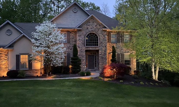 Lewisberry House | Luxurious four bedroom Home with private Jacuzzi (Oct- March)
