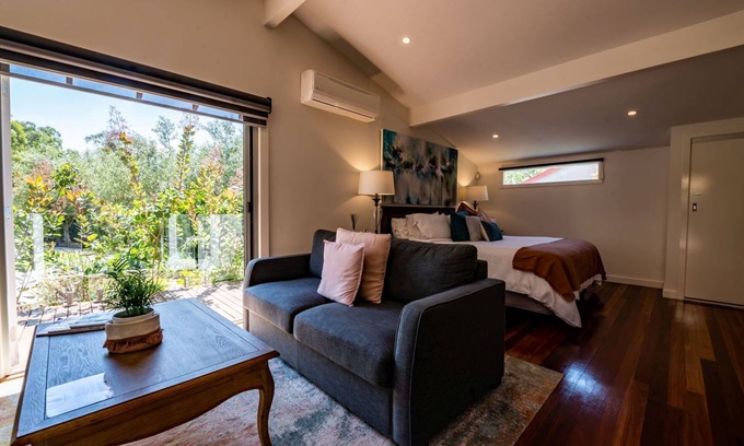 Yarra Glen Villa | Luxurious Garden Spa Villa located in Steels Creek, Yarra Valley
