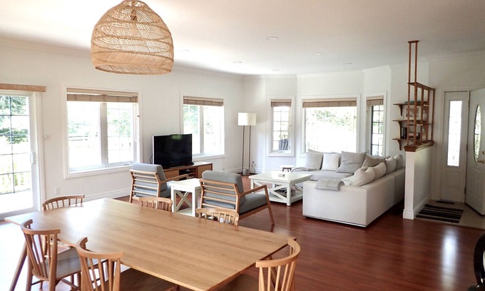 Picton House | Luxurious Getaway - Near Sandbanks and Wineries