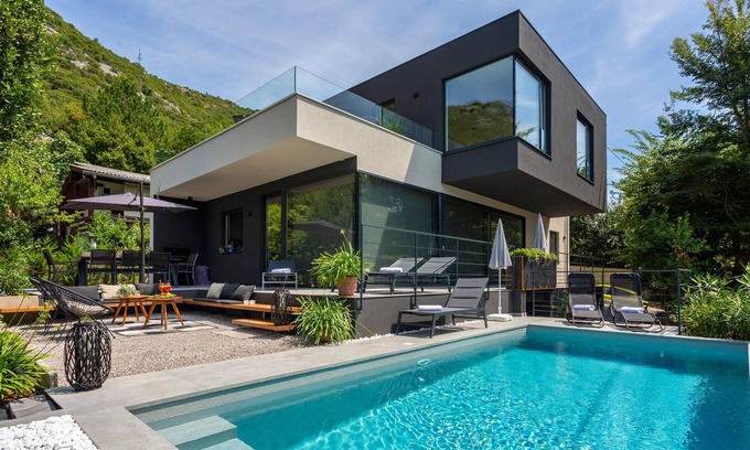 Bakarac House | Luxurious home in Bakarac