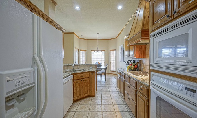 South Oklahoma City House | LUXURIOUS HOME LOCATED BETWEEN OU & OKC BRICKTOWN
