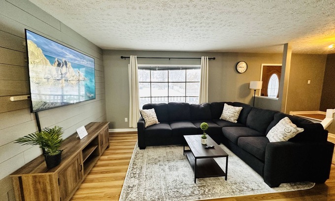 Willobee On The Lake House | Luxurious Home w/King bed nr Lake Erie/Parks