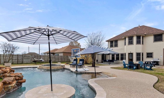 Willis House | Luxurious Home with Great Pool Area