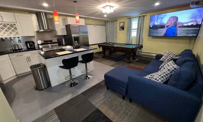 Wakefield Apartment | Luxurious home with jacuzzi with tv and pool table and