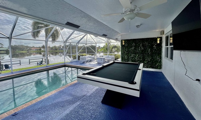 Greenview Shores House | Luxurious home with heated pool 3 min to WEF