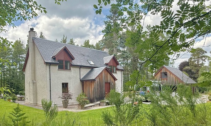 Nethy Bridge House | Luxurious House With Large Enclosed Woodland Garden In Cairngorm National Park