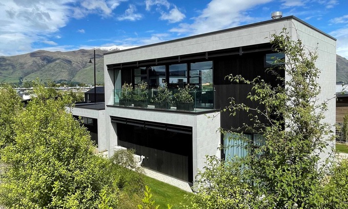 Wanaka House | Luxurious Lake and Alpine Views