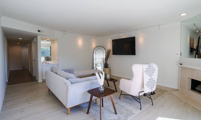 Inglewood-Finn Hill Condo | Luxurious Lake Front Condo With Stunning Views In Kirkland
