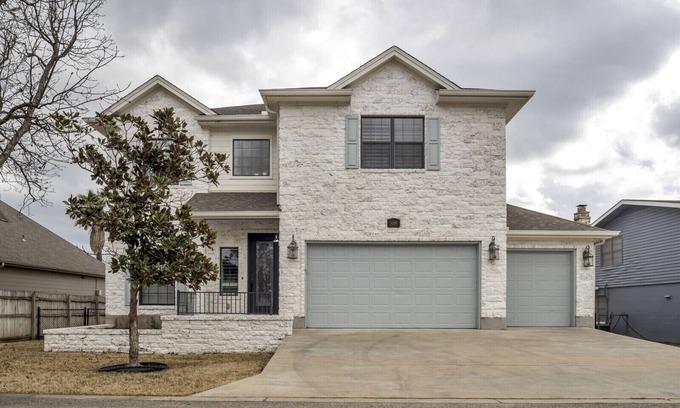 Granite Shoals House | Luxurious Lake house w/fire pit, putting green, and beautiful views!