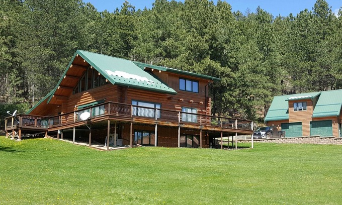 Spearfish Cabin | Luxurious Log Cabin nestled in the picturesque Black Hills