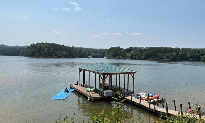 Wilkesboro Cabin | Luxurious Log Cabin on Kerr Scott Lake