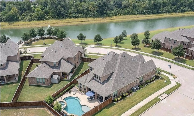 Coppell Villa | Luxurious Oasis with Pool/Spa 8 mins from Airport