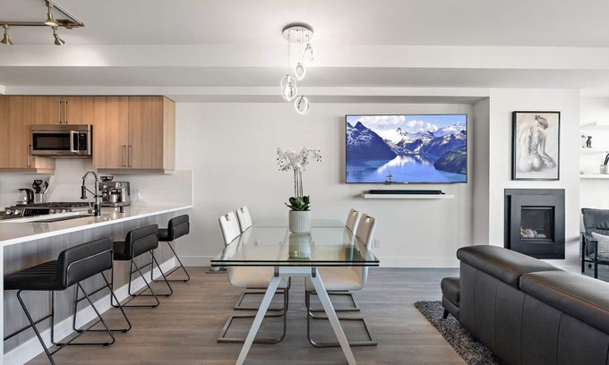Victoria West Condo | Luxurious, Ocean View 2 Story Penthouse - Downtown - Secure Parking