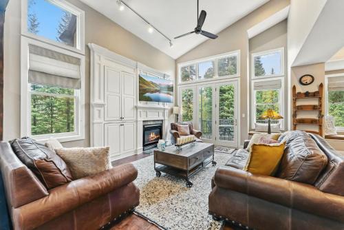 Peak 8 House | Luxurious Peak 8 Lodge 4BDR Near Slopes with Private Hot Tub