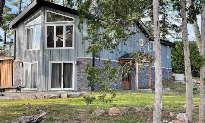 Wollaston Cottage | Luxurious pet friendly 4-bedroom cottage in Coe Hill with year round hot tub
