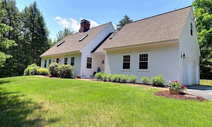 New London House | Luxurious, private & spacious house on 2 acres minutes from mountains/lakes.