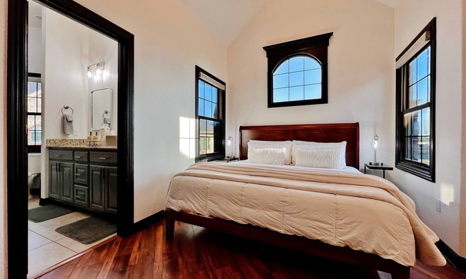 Rogers House | Luxurious Remodeled 2BR/3BED Bentonville NWA/Walmart HO Area