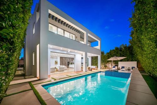 Mid City Villa | Luxurious Retreat - Modern House with Pool