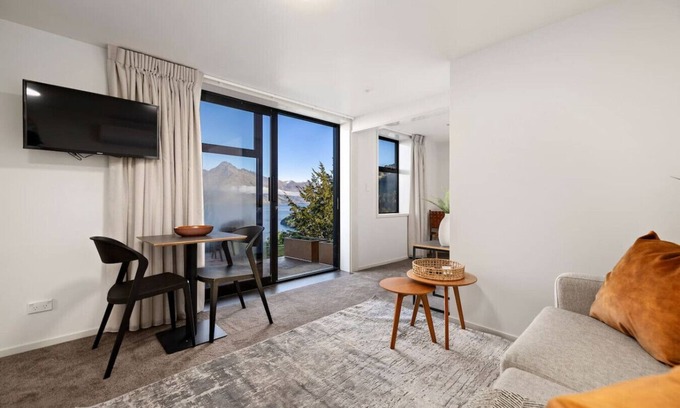 Sunshine Bay Apartment | Luxurious Ridge Retreat studio