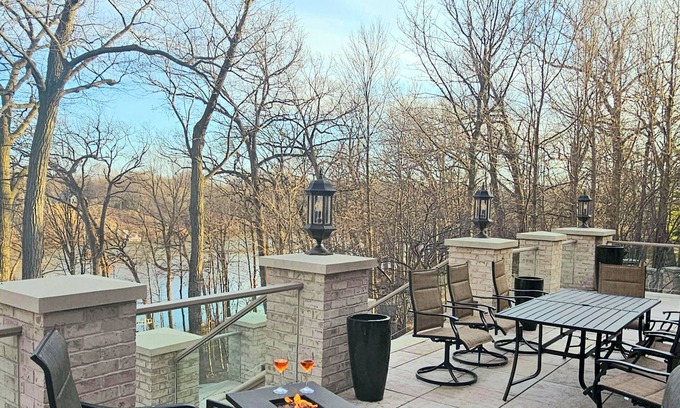 Kaukauna House | Luxurious Riverfront, Indoor Golf, Gym, Nature paradise