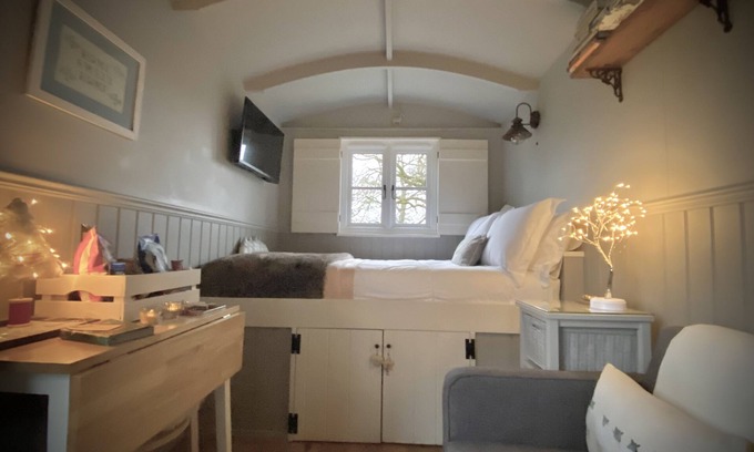 Kippen Cabin | Luxurious shepherds hut with hot tub and pizza oven in the Scottish Trossachs