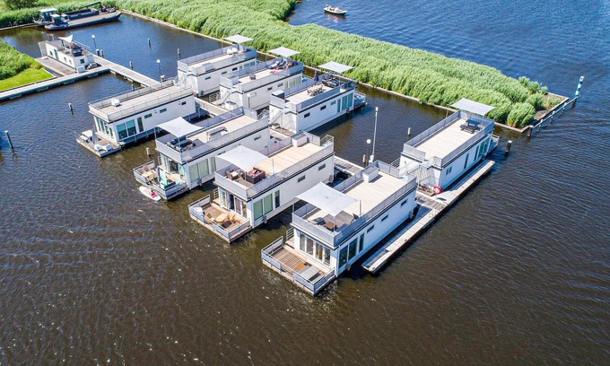 Leimuiden Boat Rental | Luxurious ship in Aalsmeer