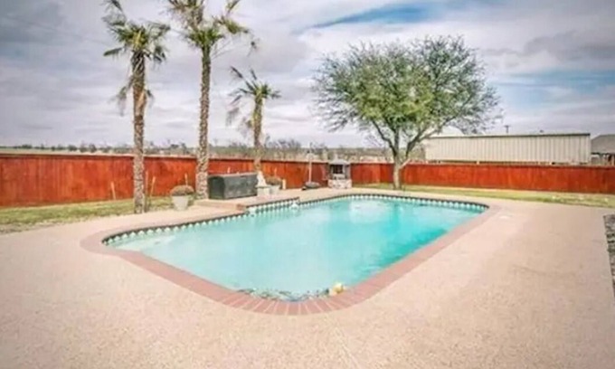 Cleburne House | Luxurious & Spacious 6BR w/Pool/Kayak/Lake/Golf