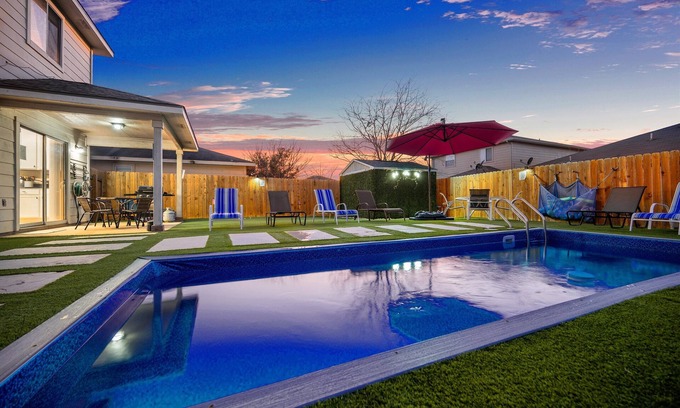 Montopolis House | LUXURIOUS, SPACIOUS, AND CENTRALLY LOCATED HOME WITH POOL AND PUTTING GREEN
