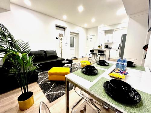Willoughby Apartment | Luxurious & Stylish 2BR P/Suite, Near Vancouver