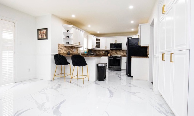 Bowmanville House | Luxurious Summer Fun Resort W/ POOL+HOT TUB+MOVIE THEATRE
