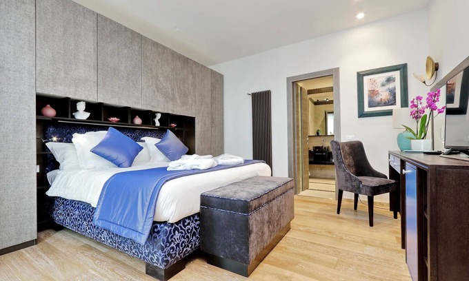 Rione XVI Ludovisi Apartment | Luxurious three-roomed apartment with balcony on the corner of Via Veneto