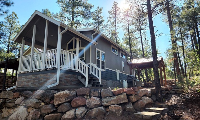Show Low Cottage | Luxurious Tiny Cottage-Relax-Hike-Fish-Eat!