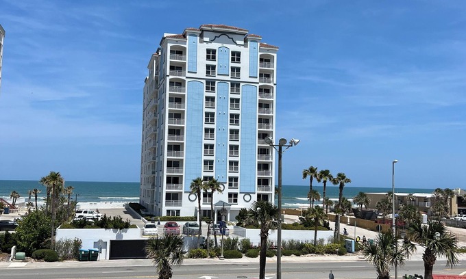 Daytona Beach Condo | Luxurious 3 bed 2 bath Penthouse Condo with amazing Ocean and Intracoastal views